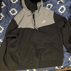 Nike Men's Two-Tone Black and Gray Windbreaker